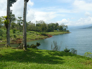 The Nuevo Arenal Lake Park is a large wooded and grassy peninusla on the lake side in front of Nuevo Arenal.